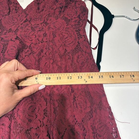Fame and Partners Burgundy Lace Gown Sz 8 - Picture 10 of 12